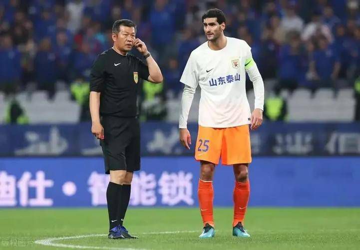 过去一年，波兰足协丑闻不断，首先是对于世界杯出线奖金的问题争论了好几个月，然后是几名腐败官员在欧预赛期间匆匆下台给足协蒙上了阴影，最近还有波兰足协主席库莱萨在公务场合摄入酒精造成不好的影响。